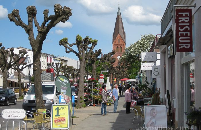 Kirchturm mitten in Warnemünde