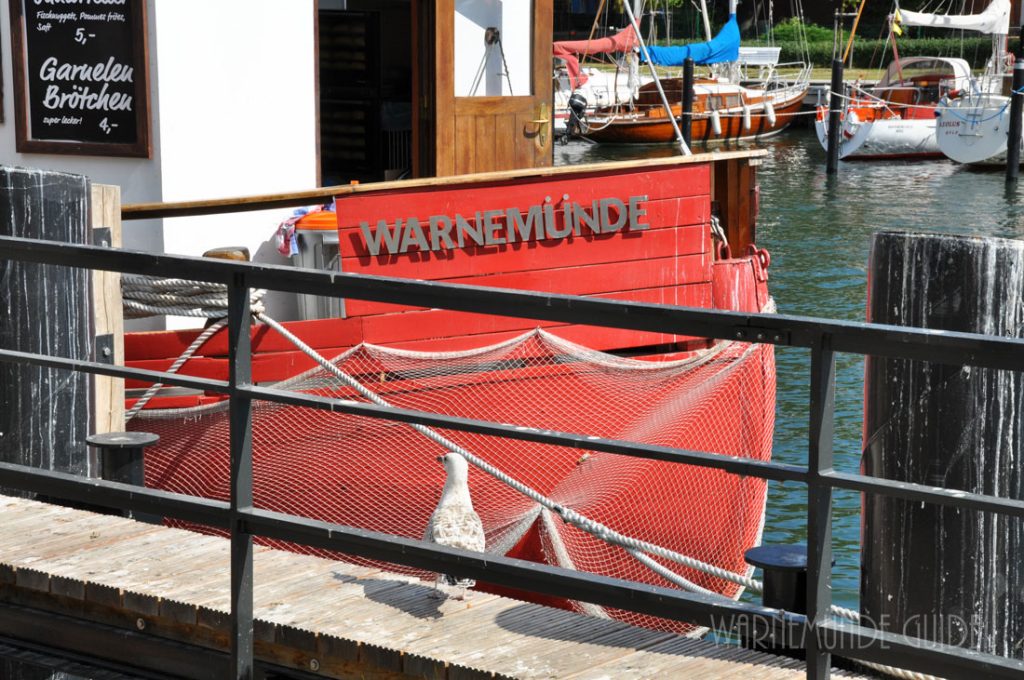 Rote Fischkutter am Alten Strom in Warnemünde